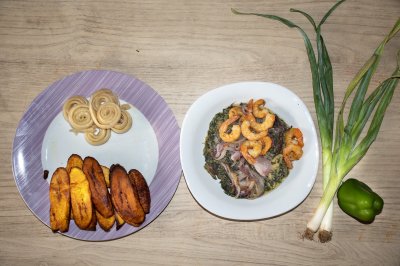 Ndolé royal dish accompagné de spiral-folded miondos et plantains frits