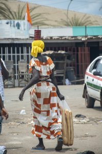 Vendeuse de pain sardine à le streets de Yamoussoukro