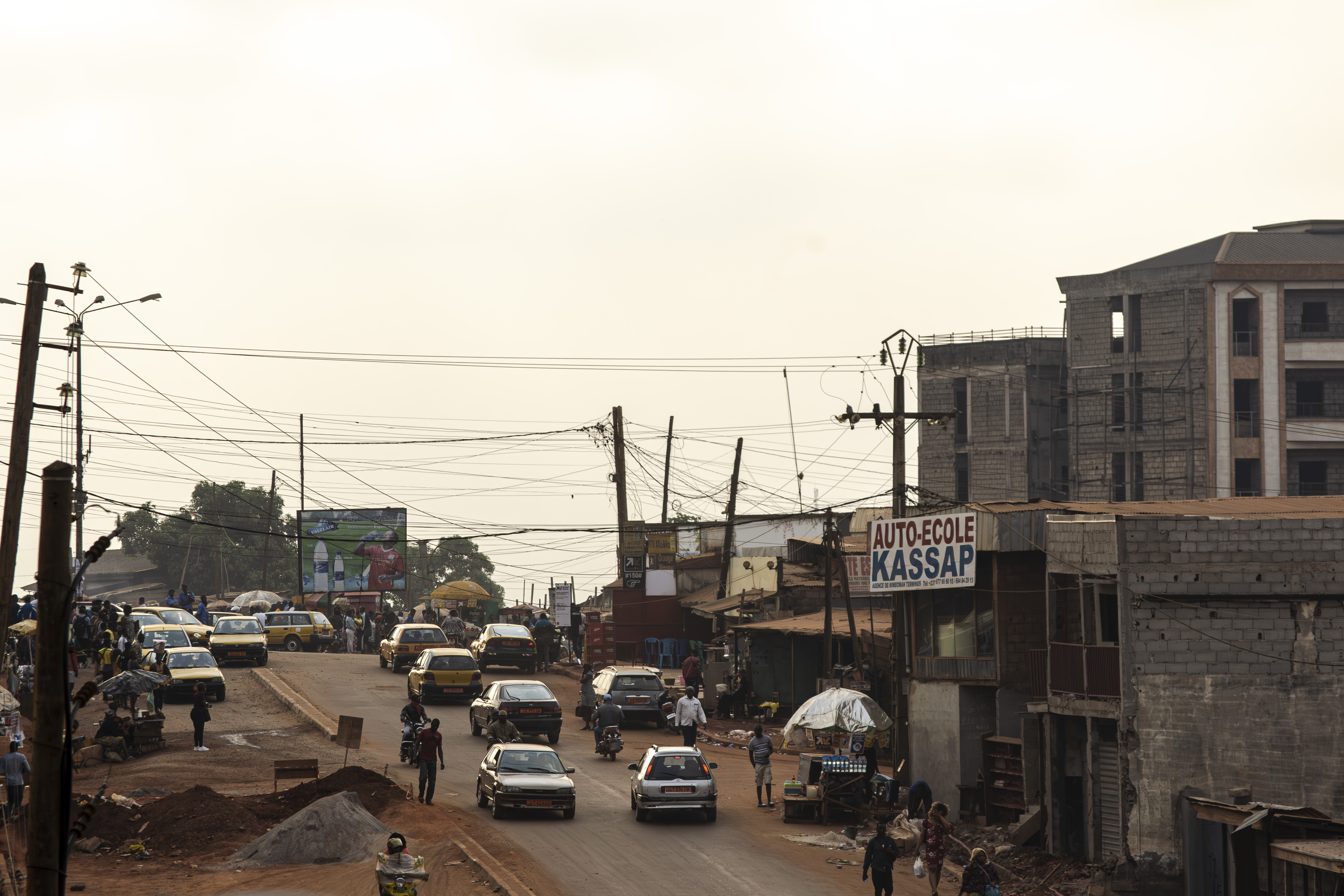 Scène d'activités à Mimboman sur un rue à le city de Yaounde, Cameroun 01