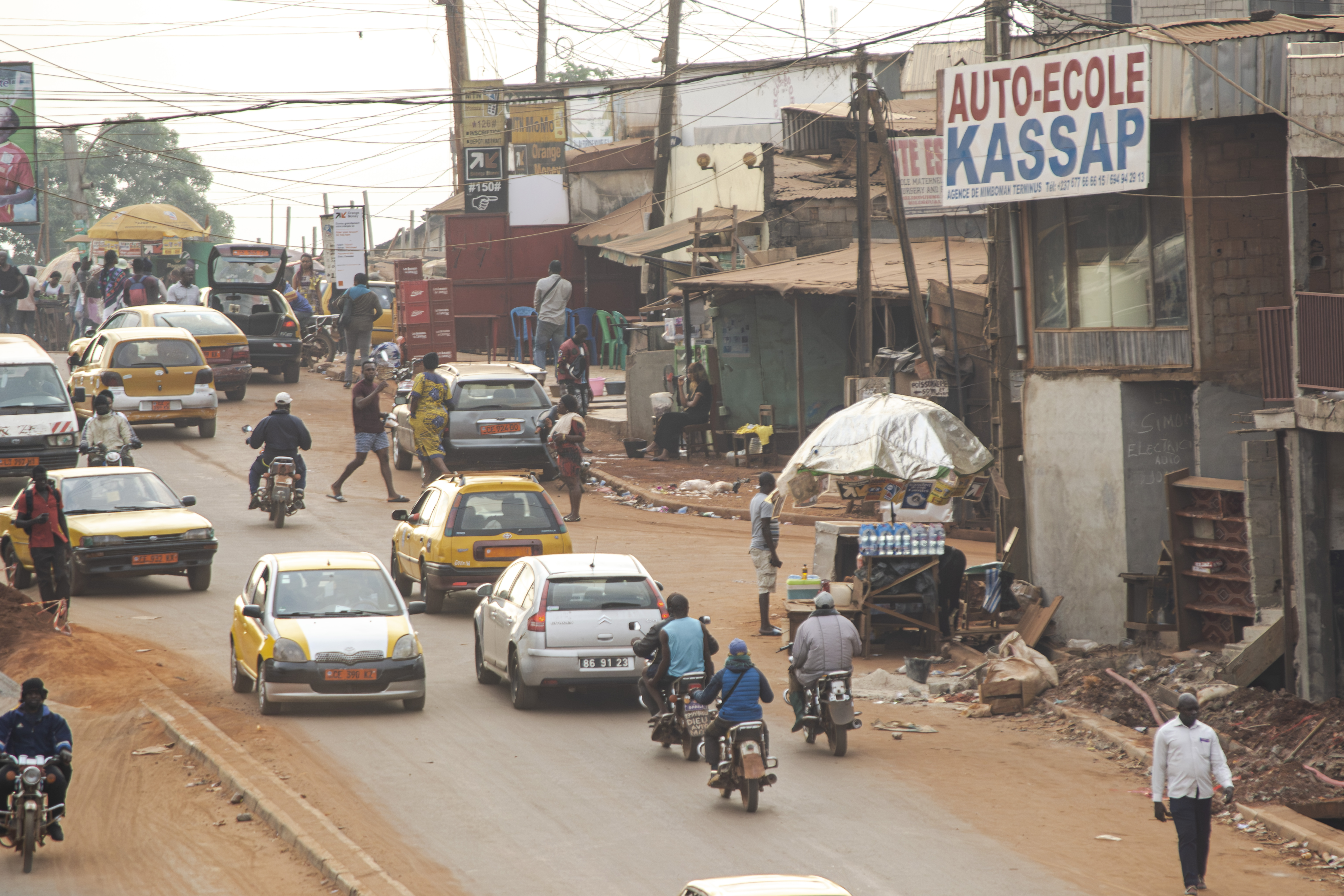 Scène d'activités à Mimboman sur un rue à le city de Yaounde, Cameroun 03
