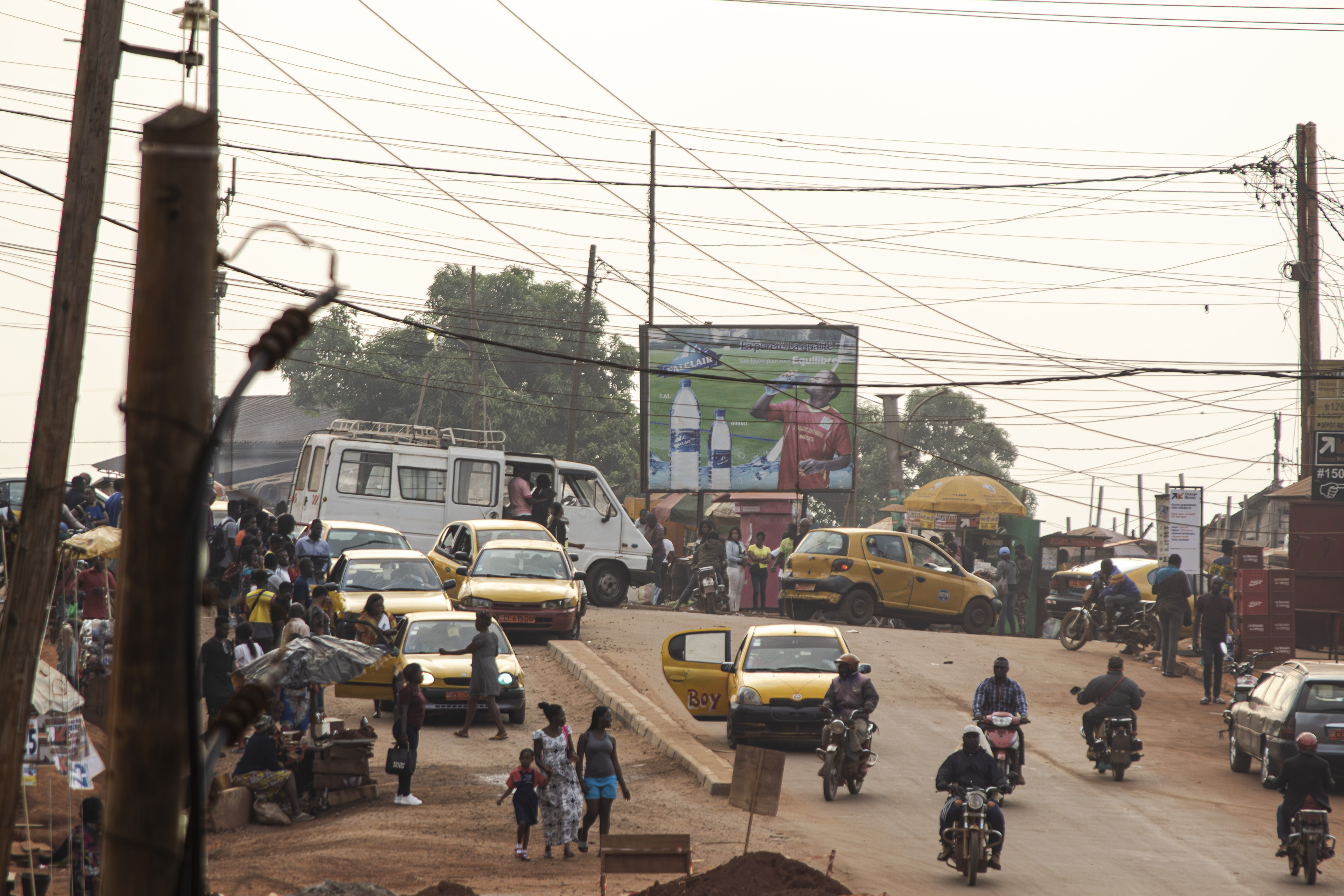 Scène d'activités à Mimboman sur un rue à le city de Yaounde, Cameroun 04