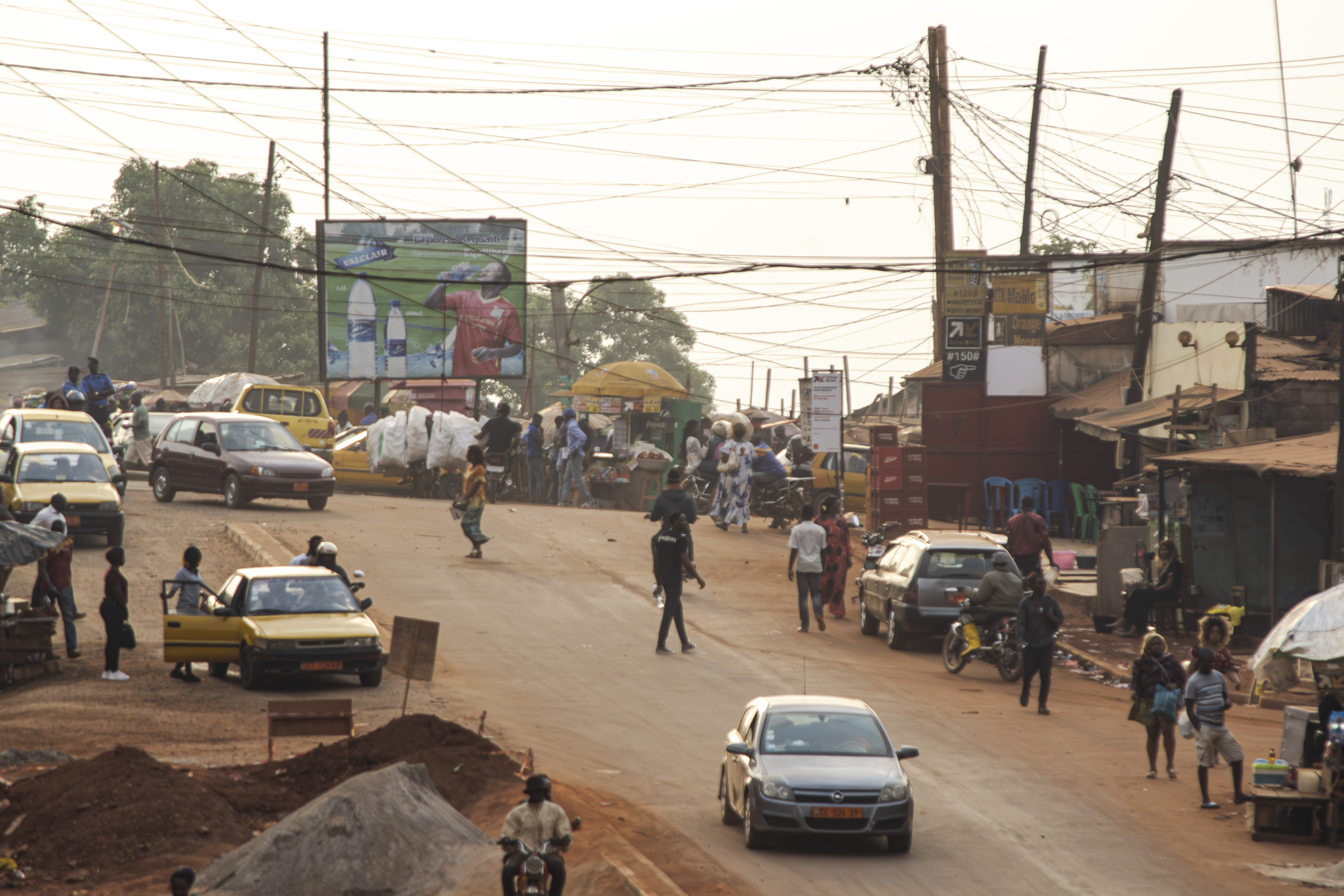 Scène d'activités à Mimboman sur un rue à le city de Yaounde, Cameroun