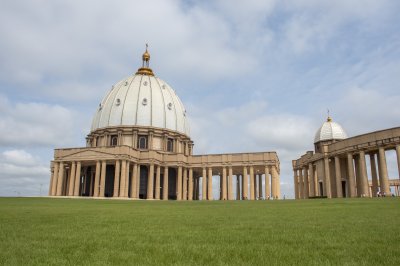 Vue latérale de le Basilique de Notre-Dame de la Paix avec its pelouse verte 01