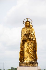 Statue à gold paint de Notre-Dame de la Paix -yamoussoukro