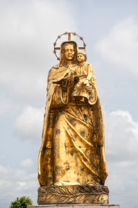 Statue de le Vierge Marie et le enfant Jésus à le jardins de le Basilique de Notre-Dame de la Paix