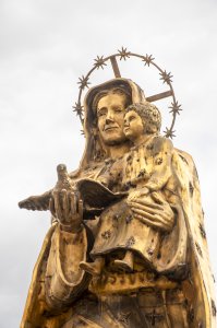 Statue de le Vierge Marie et le enfant Jésus à le jardins