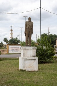 Statue du père fondateur de Côte d'Ivoire Félix Houphouët-Boigny à le city de Yamoussoukro à Côte d'Ivoire 01