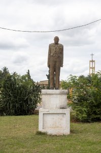 Statue du père fondateur de Côte d'Ivoire Félix Houphouët-Boigny à le city de Yamoussoukro à Côte d'Ivoire 02