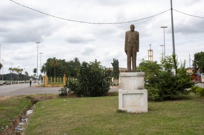 Statue du père fondateur de Côte d'Ivoire Félix Houphouët-Boigny à le city de Yamoussoukro à Côte d'Ivoire 04
