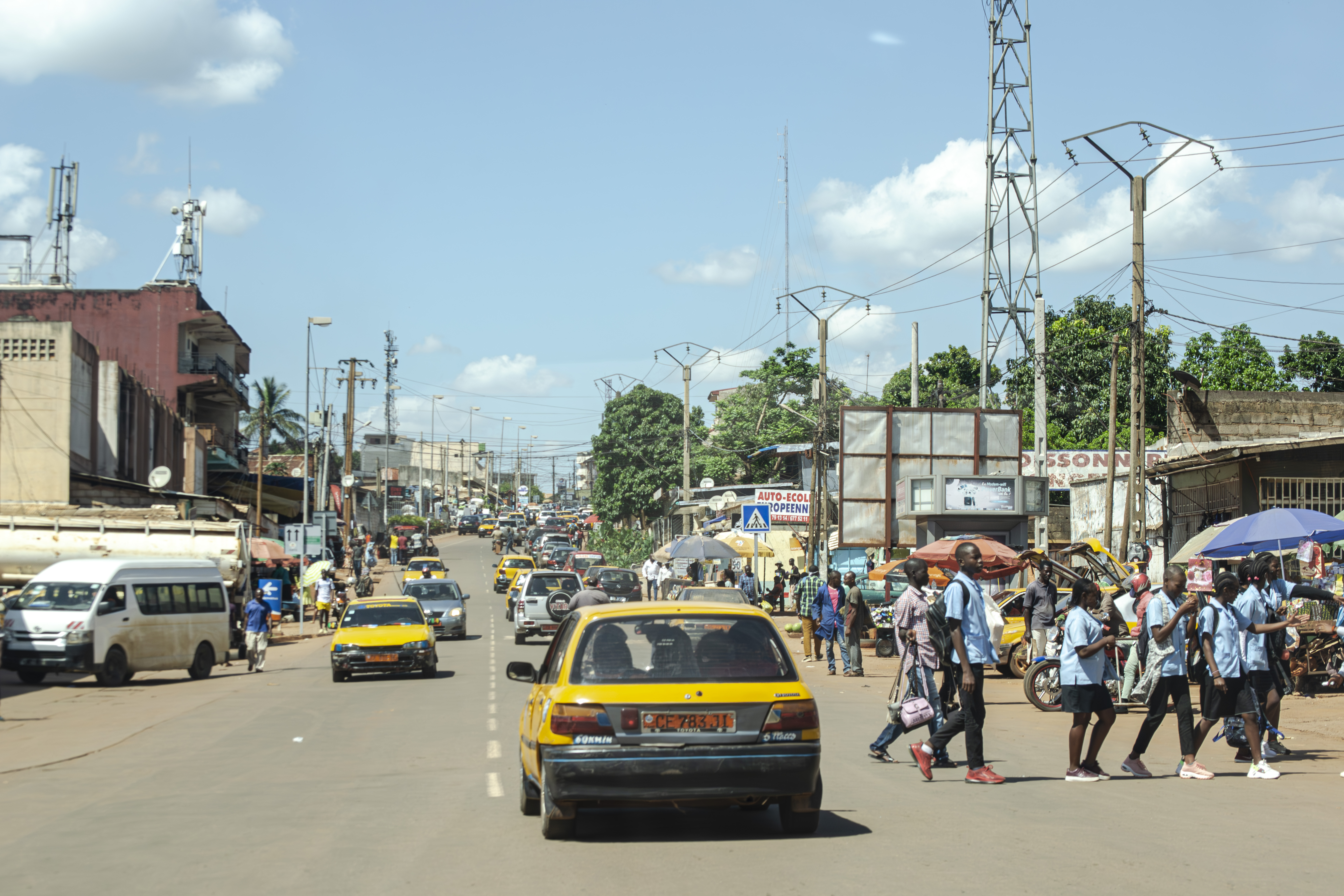 Scène de rue à le Essos quartier sous un ciel bleu à Yaounde