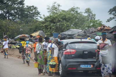 Vendeurs de rue sur le bord de l'autoroute à Côte d'Ivoire 01