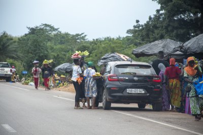 Vendeurs de rue entourant un véhicule sur le bord de l'autoroute à Côte d'Ivoire 01