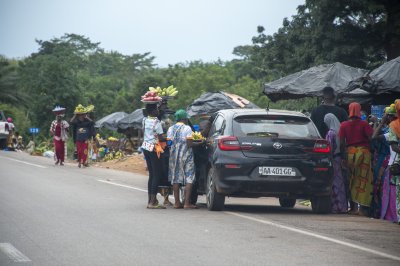 Vendeurs de rue entourant un véhicule sur le bord de l'autoroute à Côte d'Ivoire 02
