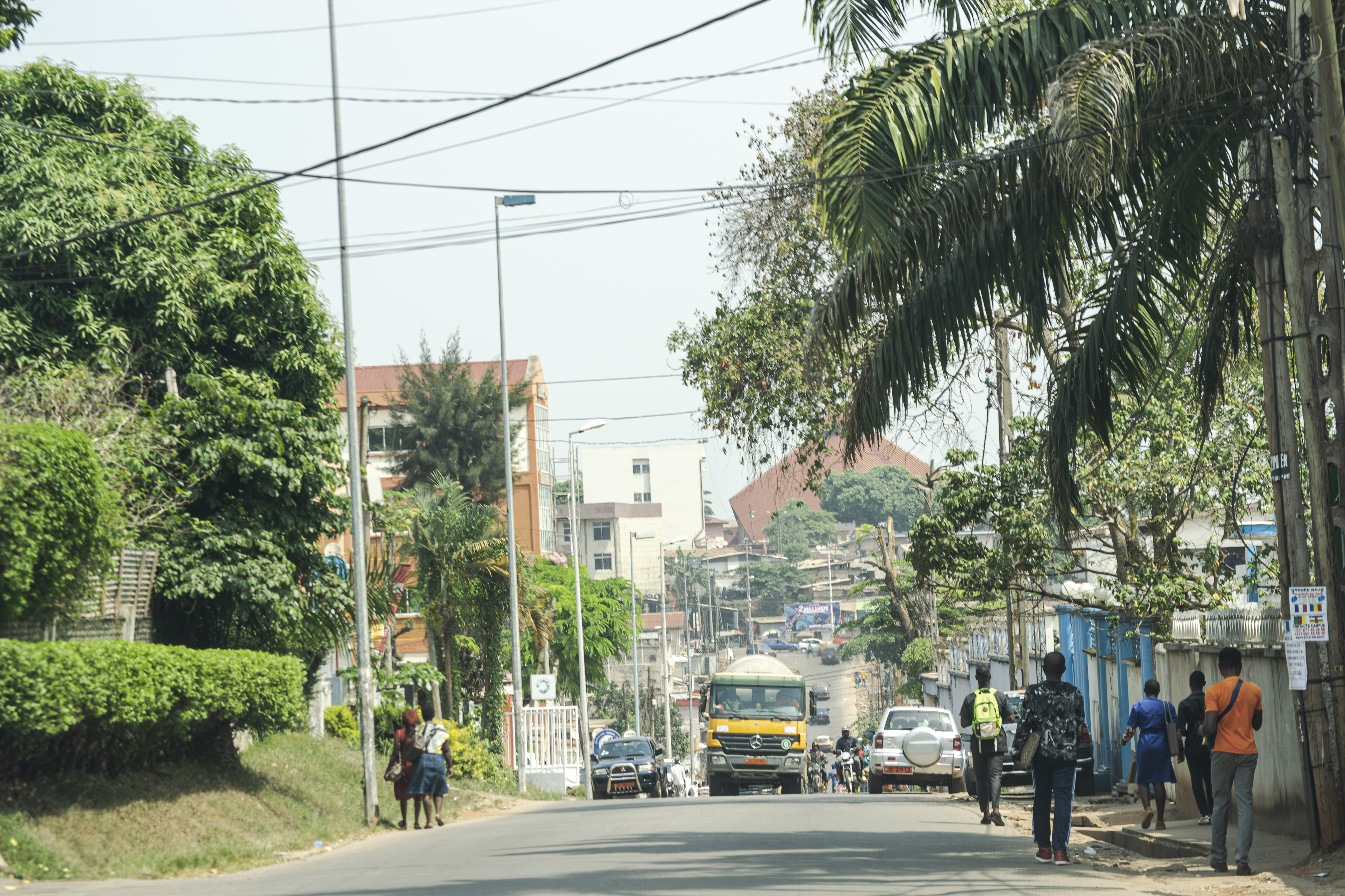 Paysage de rue de un road à le Bastos quartier, Miniprix Bastos, Yaounde, Cameroun