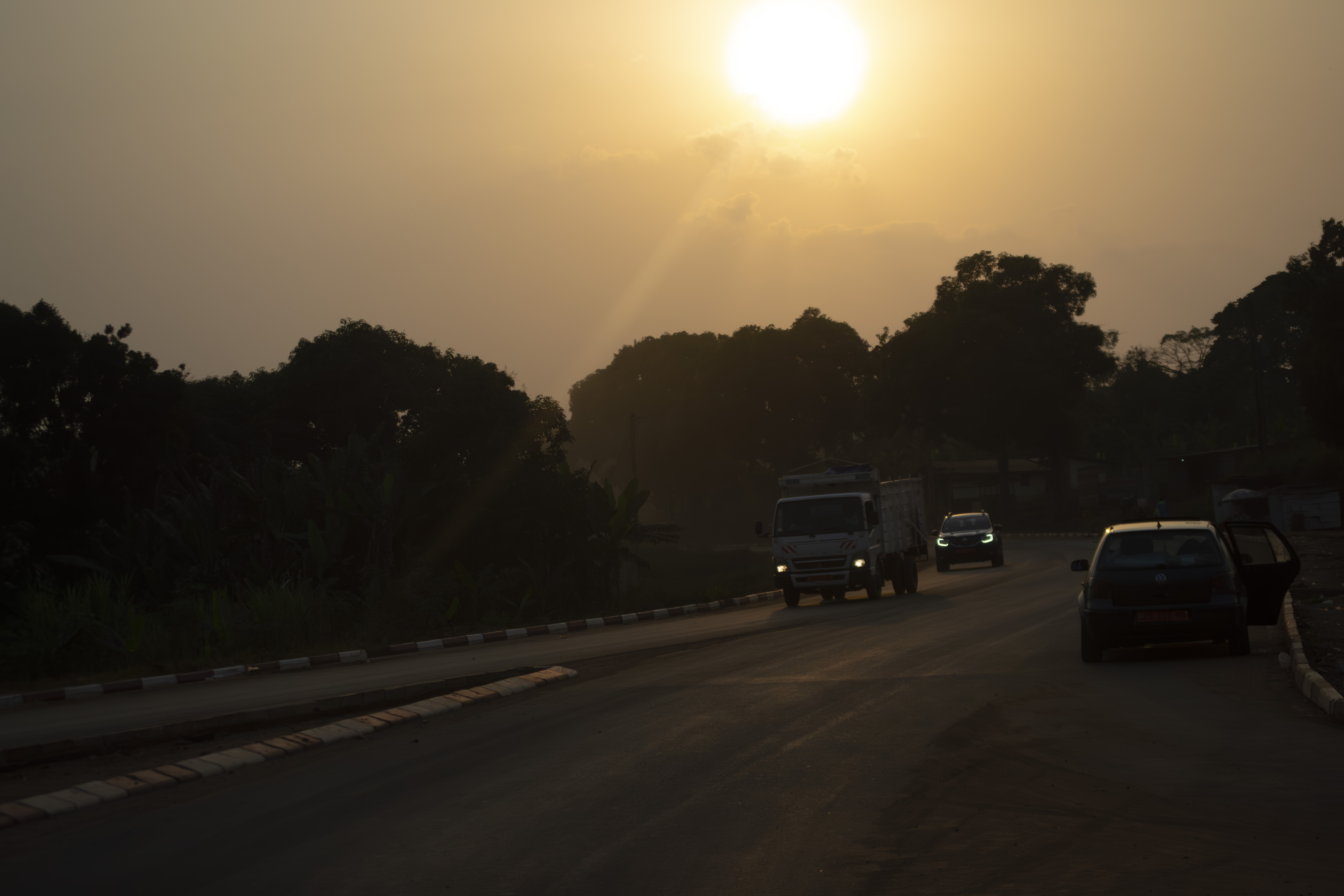 Coucher de soleil sur un road à yaounde avec Circulation 01