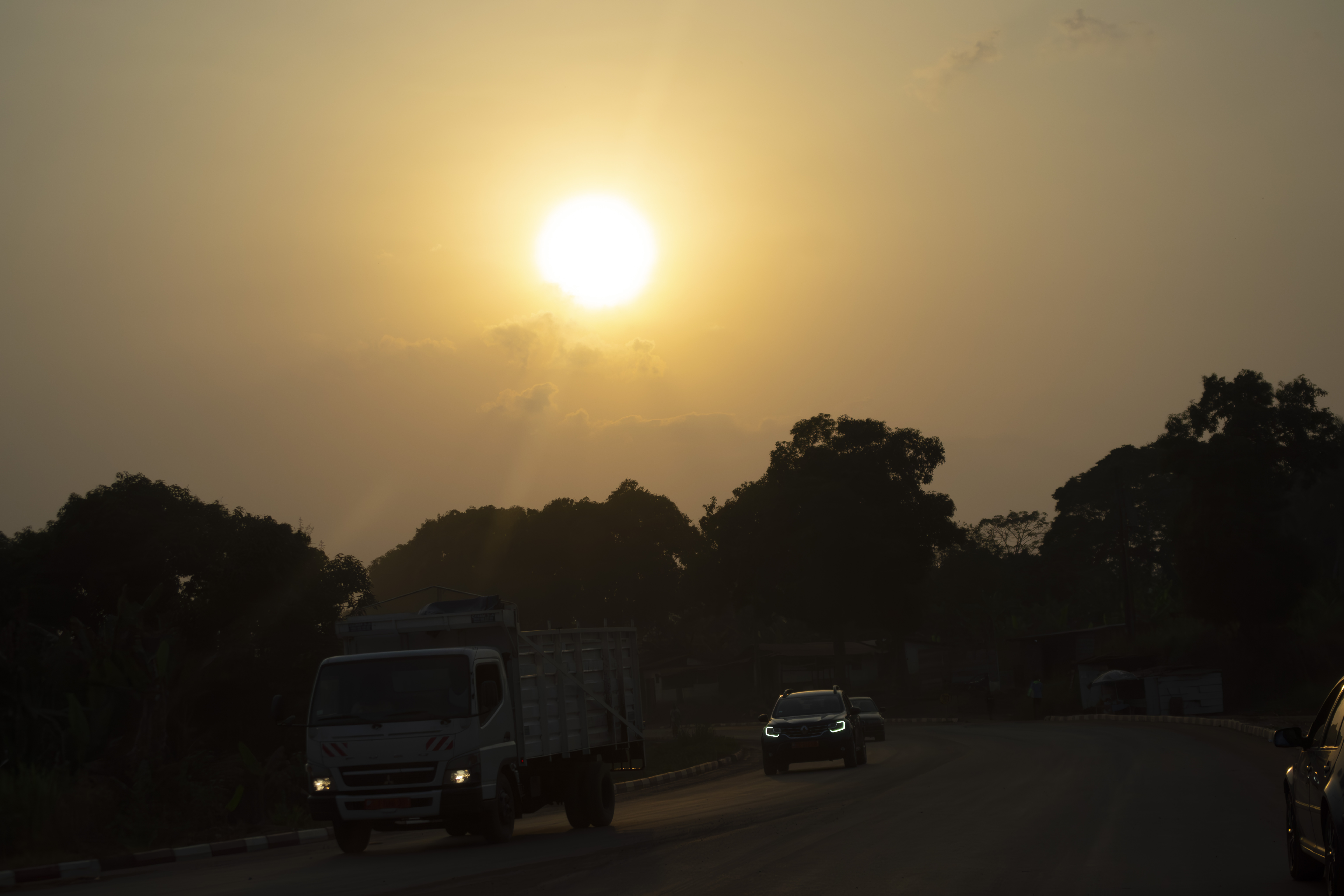 Coucher de soleil sur un road à yaounde avec Circulation 02