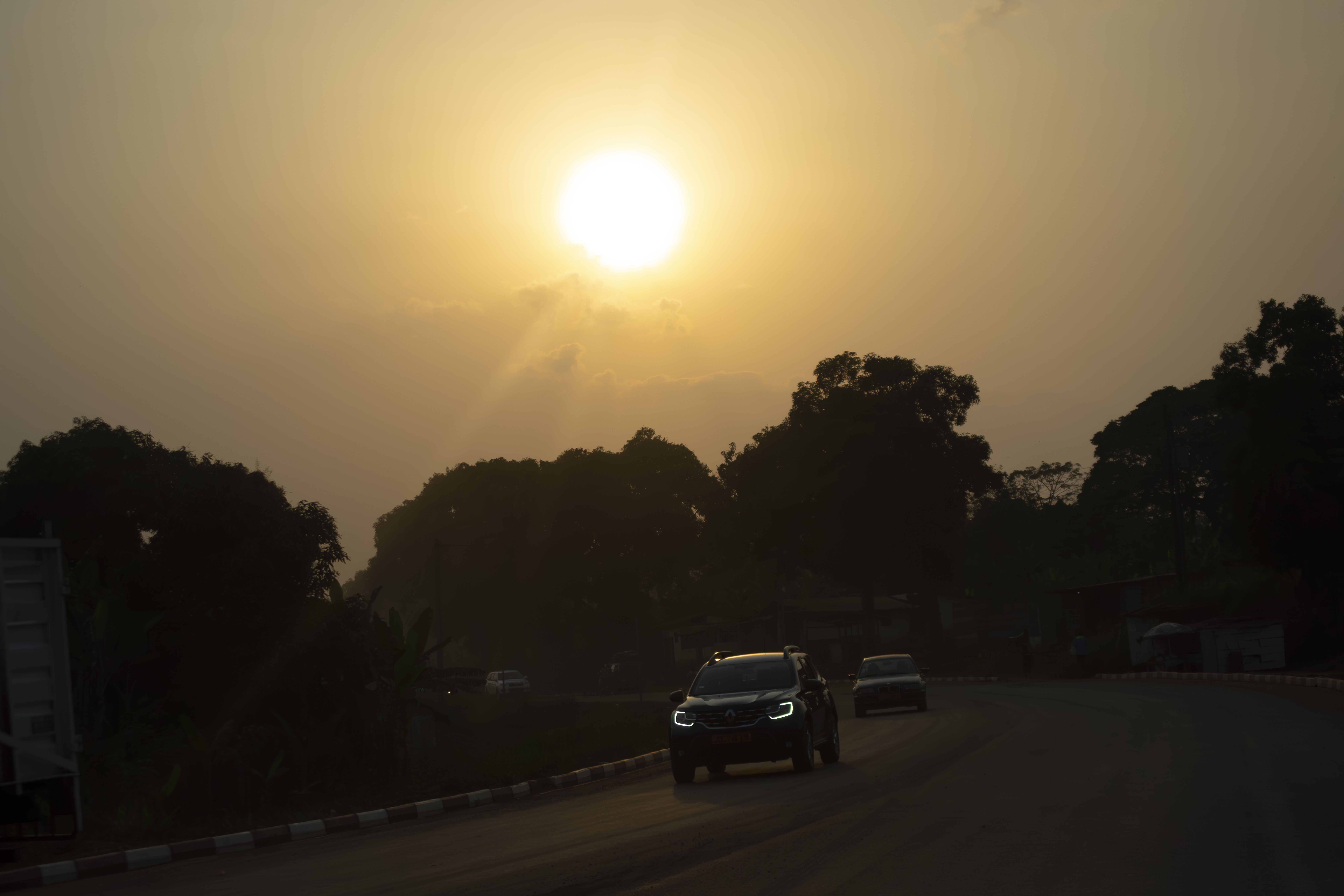 Coucher de soleil sur un road à yaounde avec Circulation 03