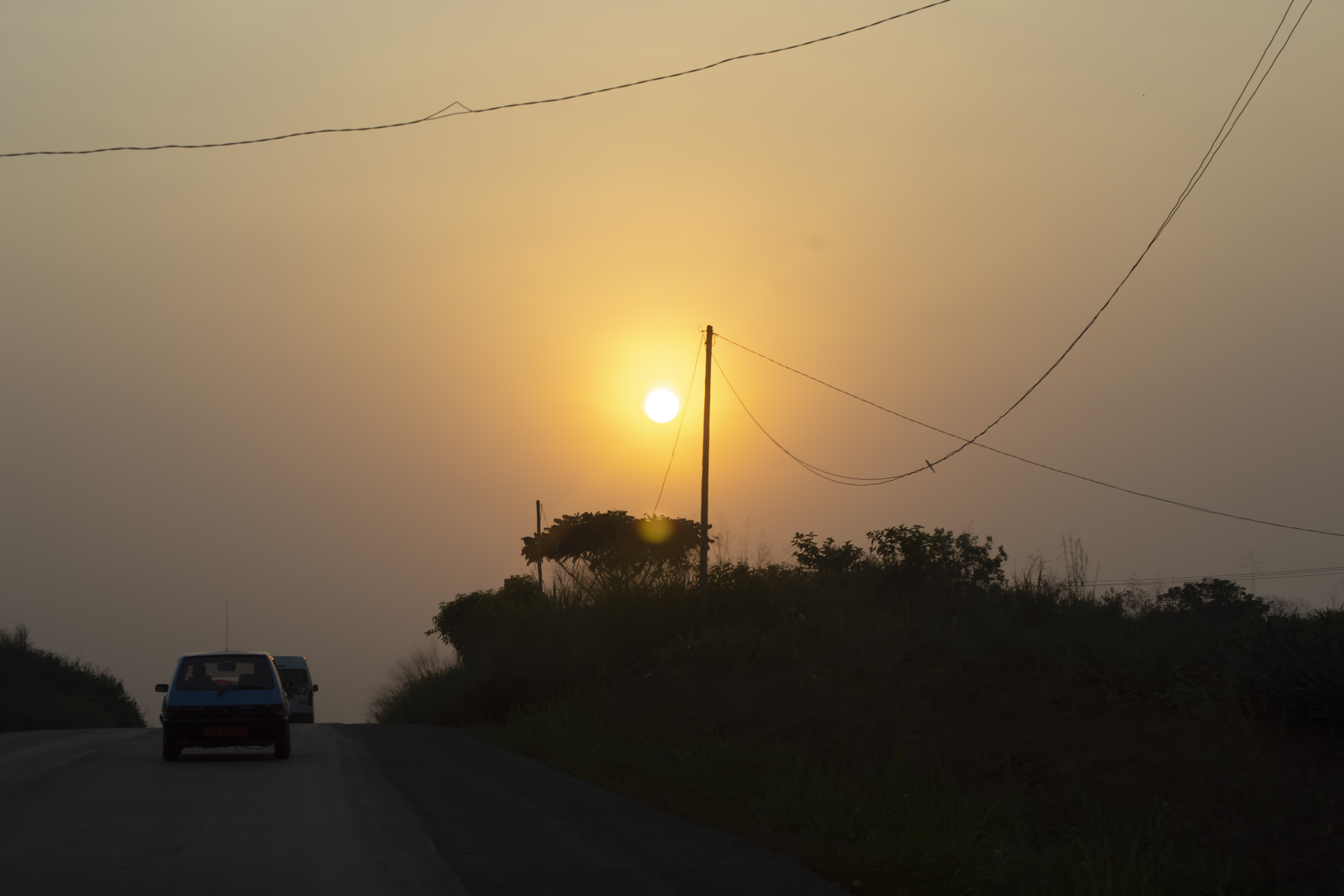 Coucher de soleil sur un road à yaounde avec Circulation 04