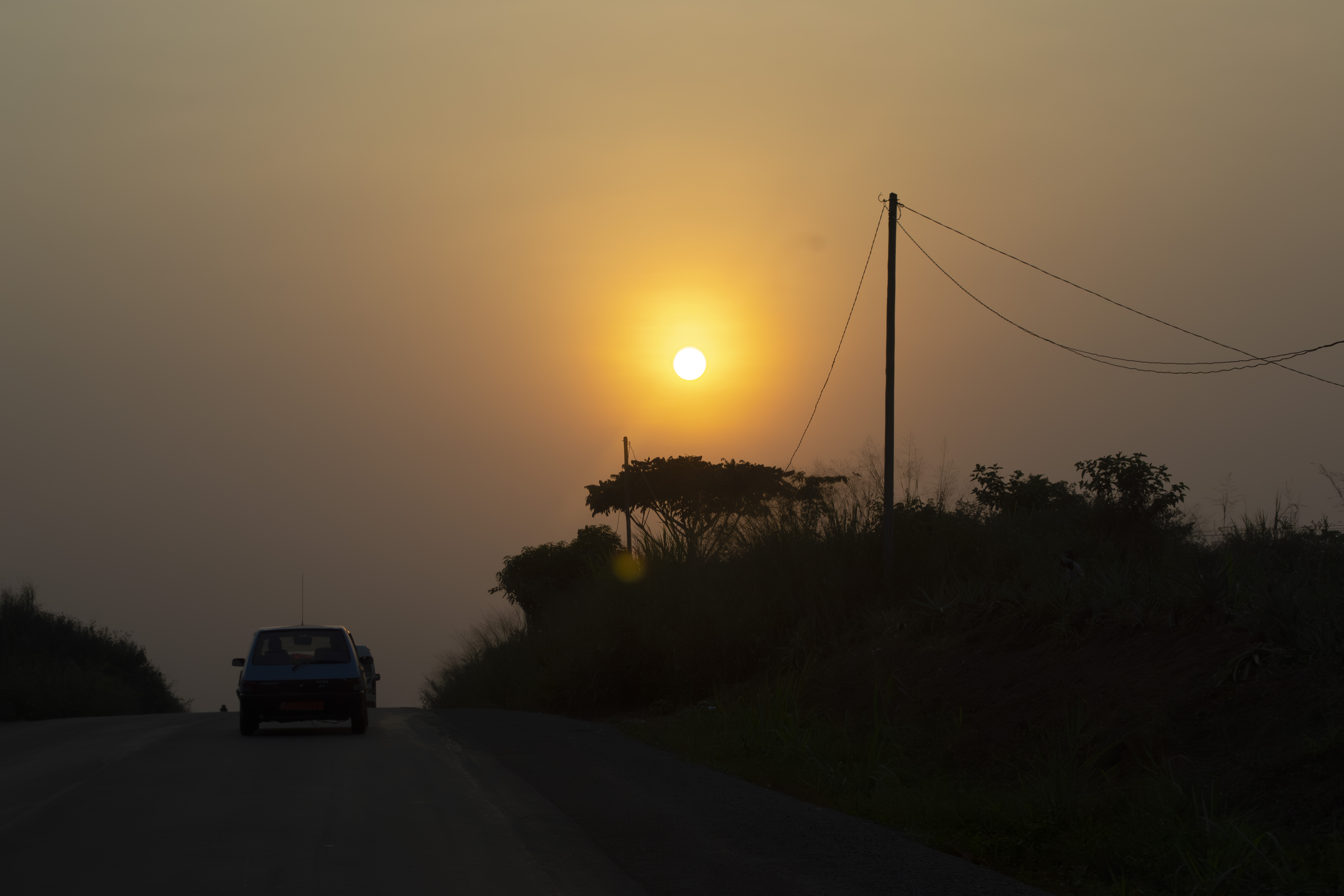 Coucher de soleil sur un road à yaounde avec Circulation 05