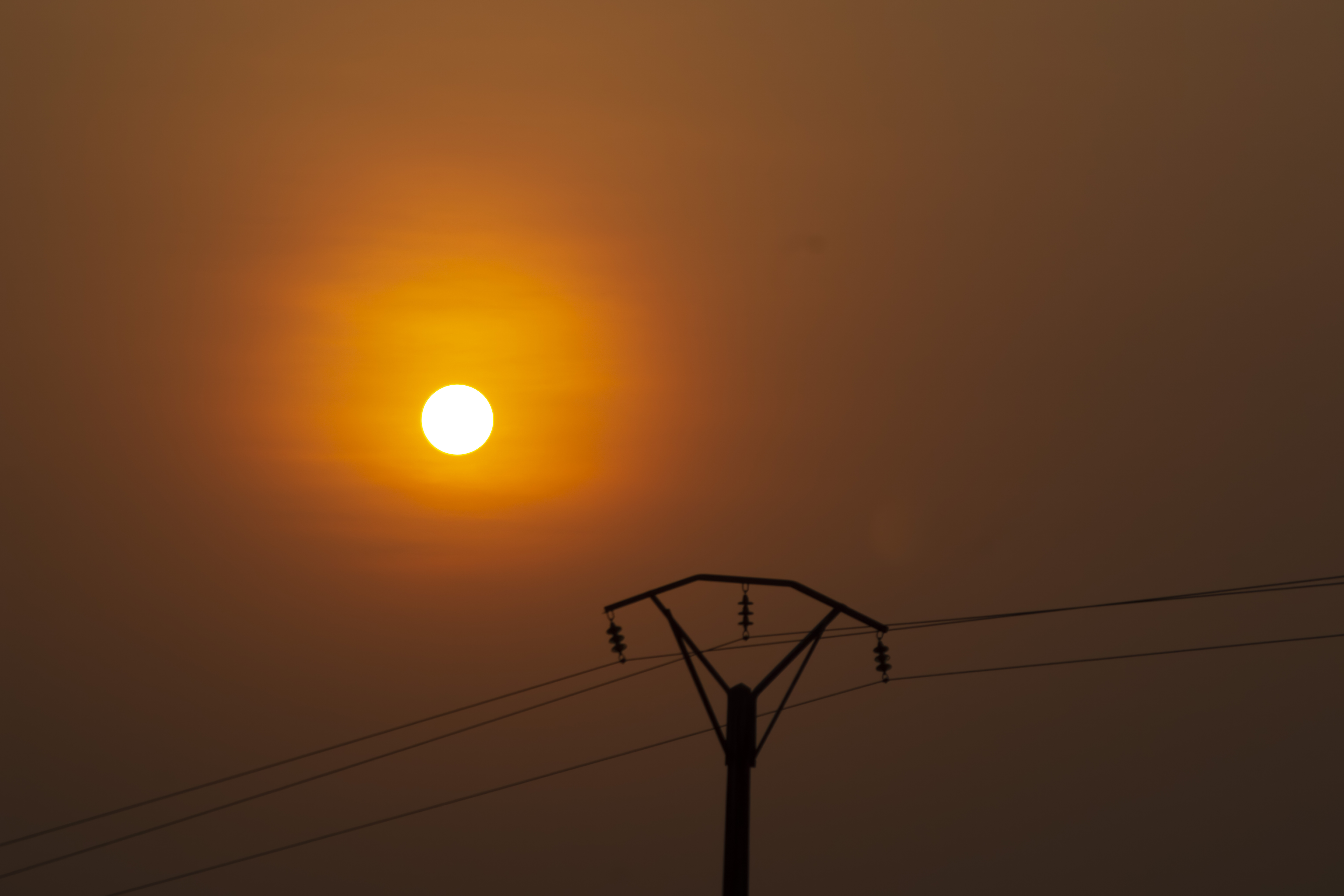 Coucher de soleil avec silhouettes de poteaux électriques 01