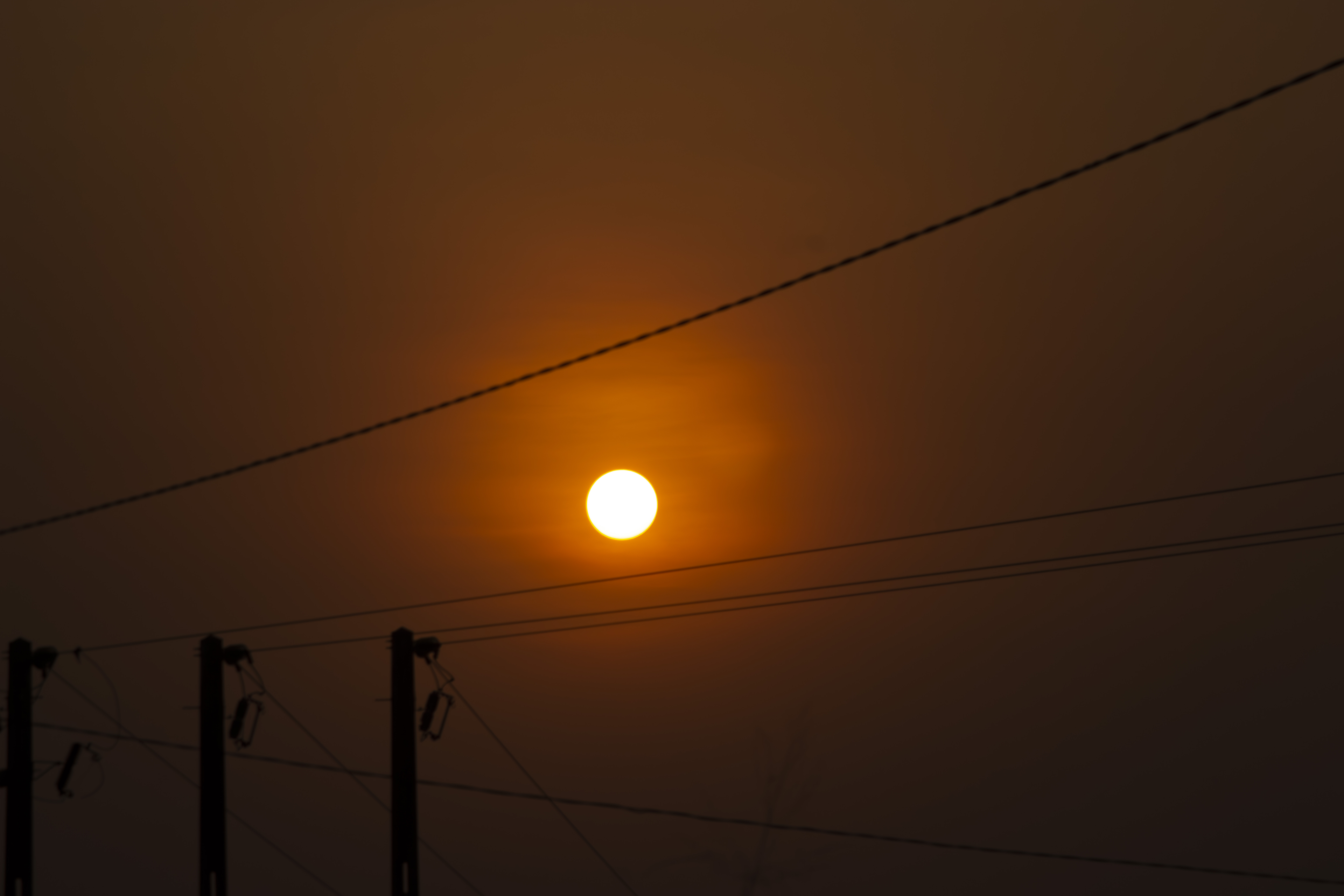 Coucher de soleil avec silhouettes de poteaux électriques 02