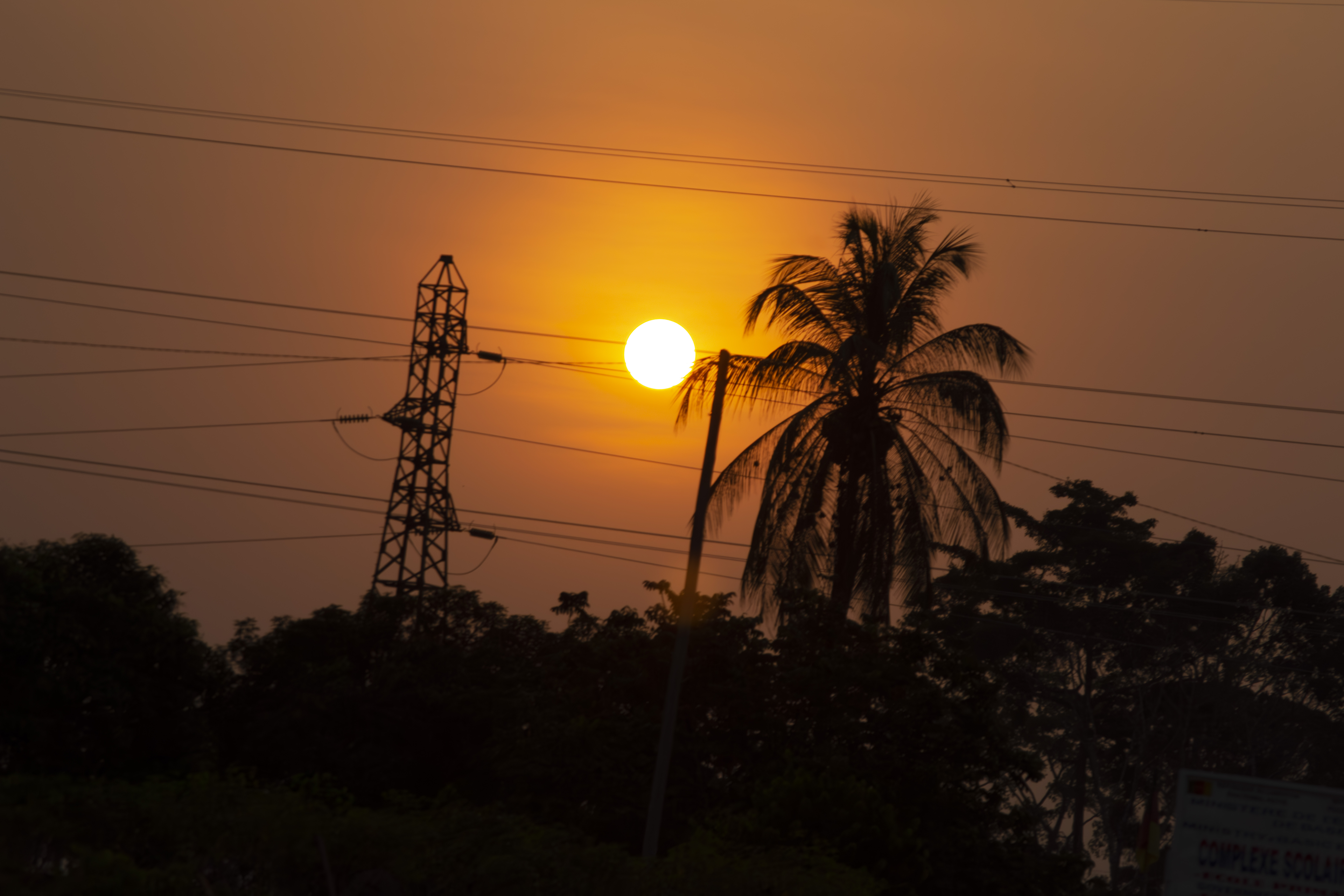Coucher de soleil avec silhouettes de poteaux électriques 05