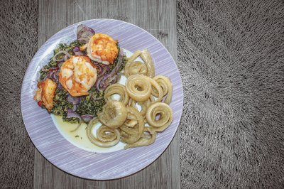 Vue de dessus de un dish de camerounais ndolé royal accompagné de miondos
