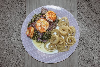 Vue de dessus de un dish ndolé royal accompagné de miondos