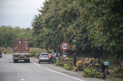 Trader sur le bord de l'autoroute à Côte d'Ivoire
