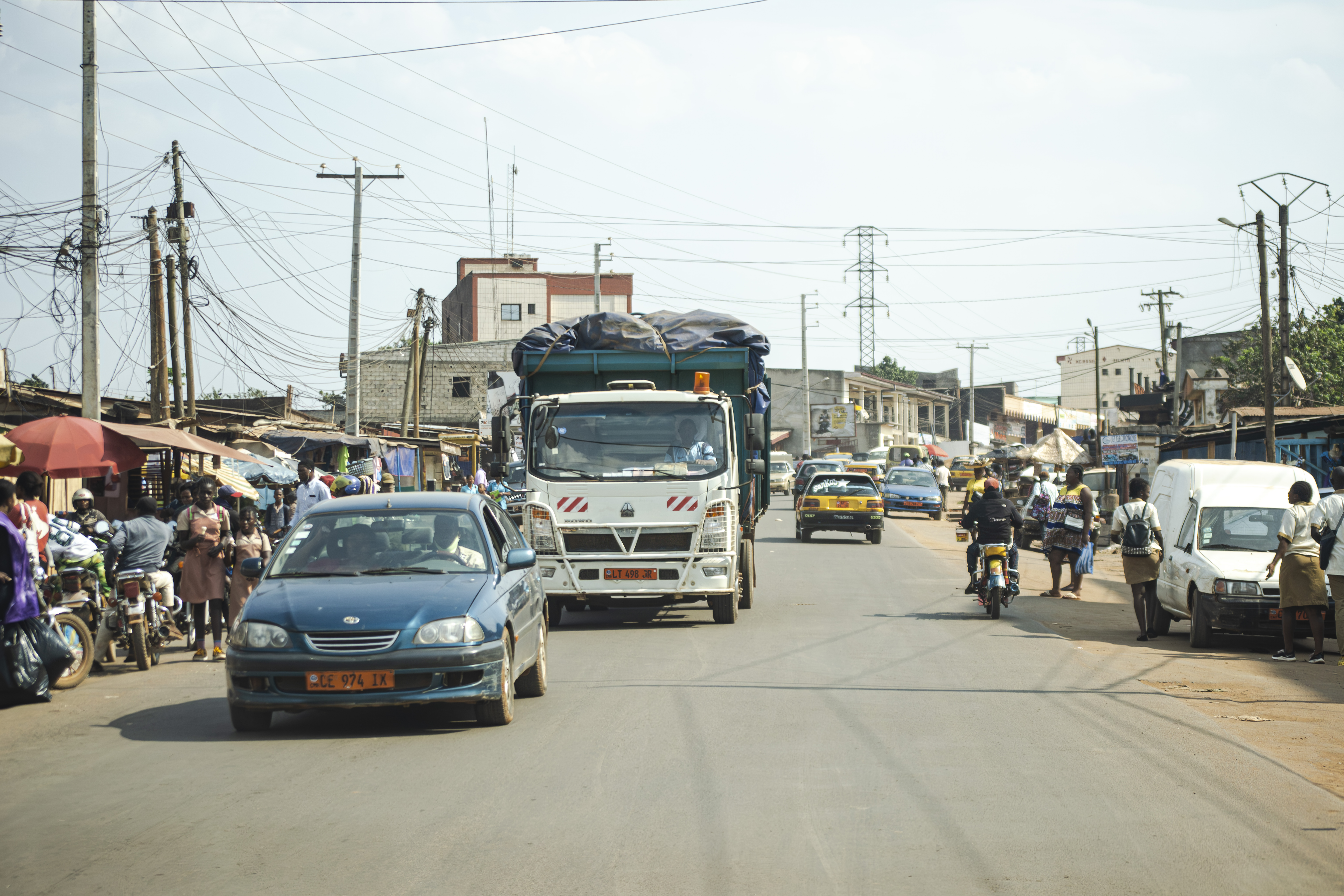 Circulation et activités sur un rue à le Ngousso quartier de Yaounde, Cameroun 01