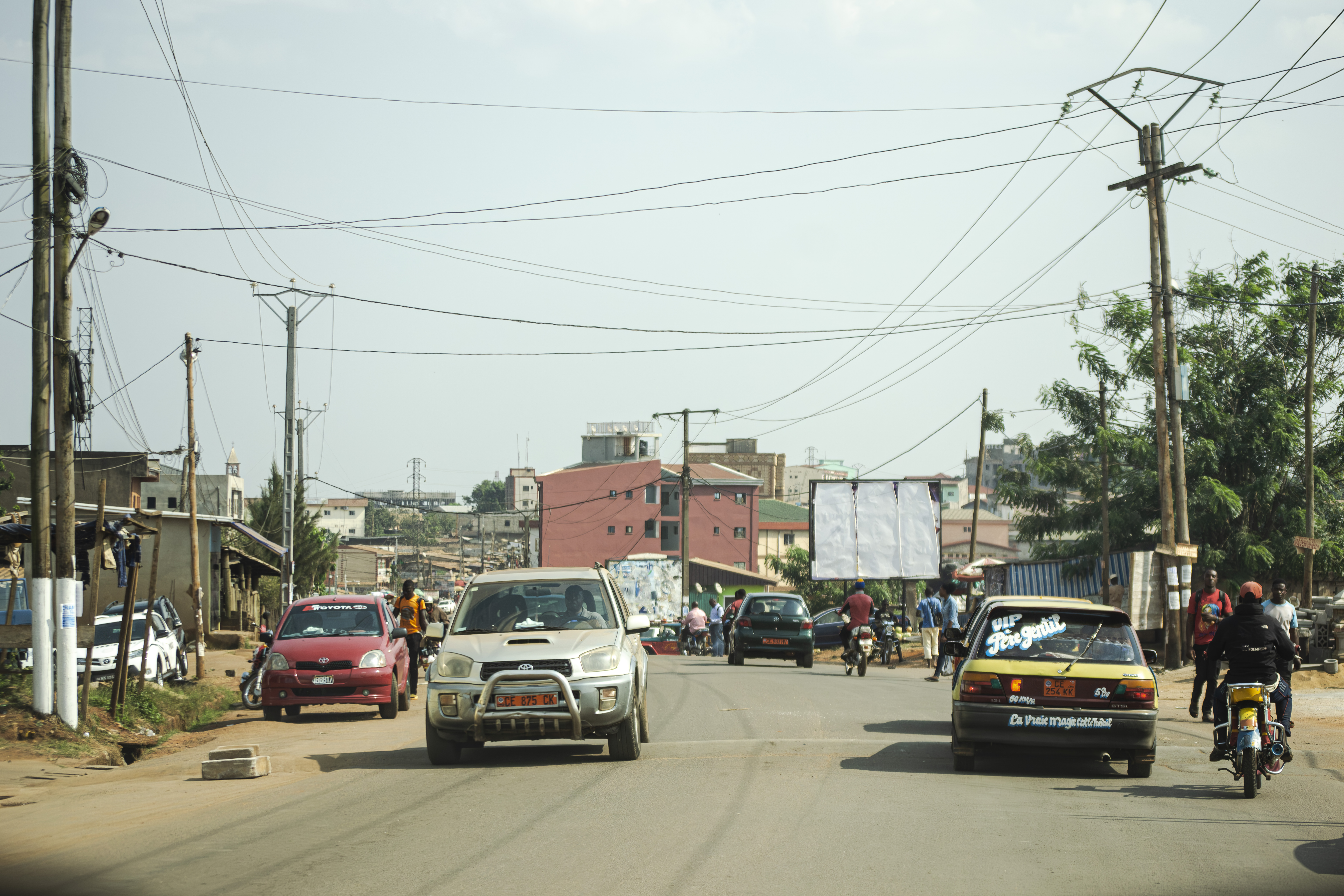 Circulation et activités sur un rue à le Ngousso quartier de Yaounde, Cameroun