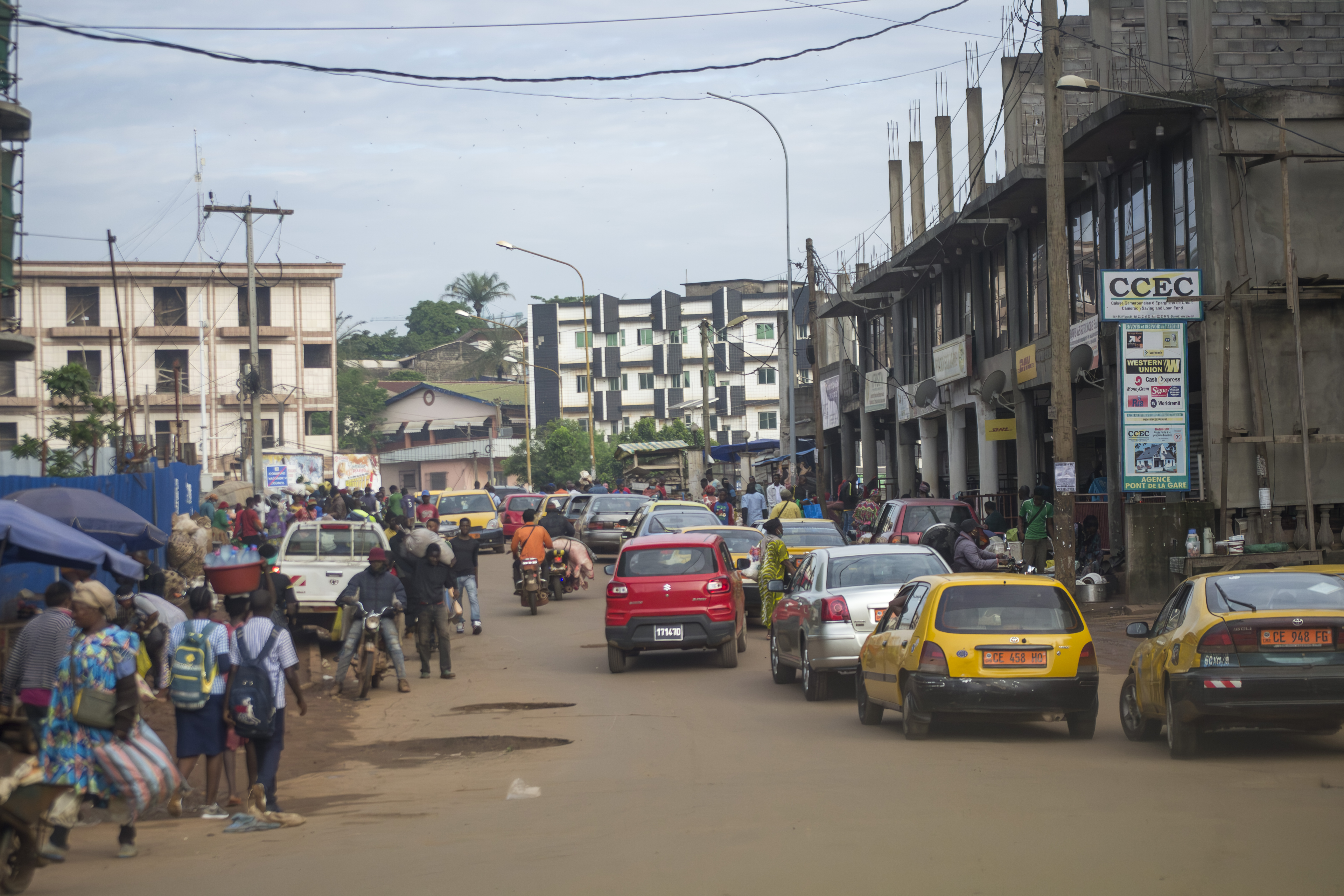 Circulation à le Mfoundi marché à Yaounde, Cameroun