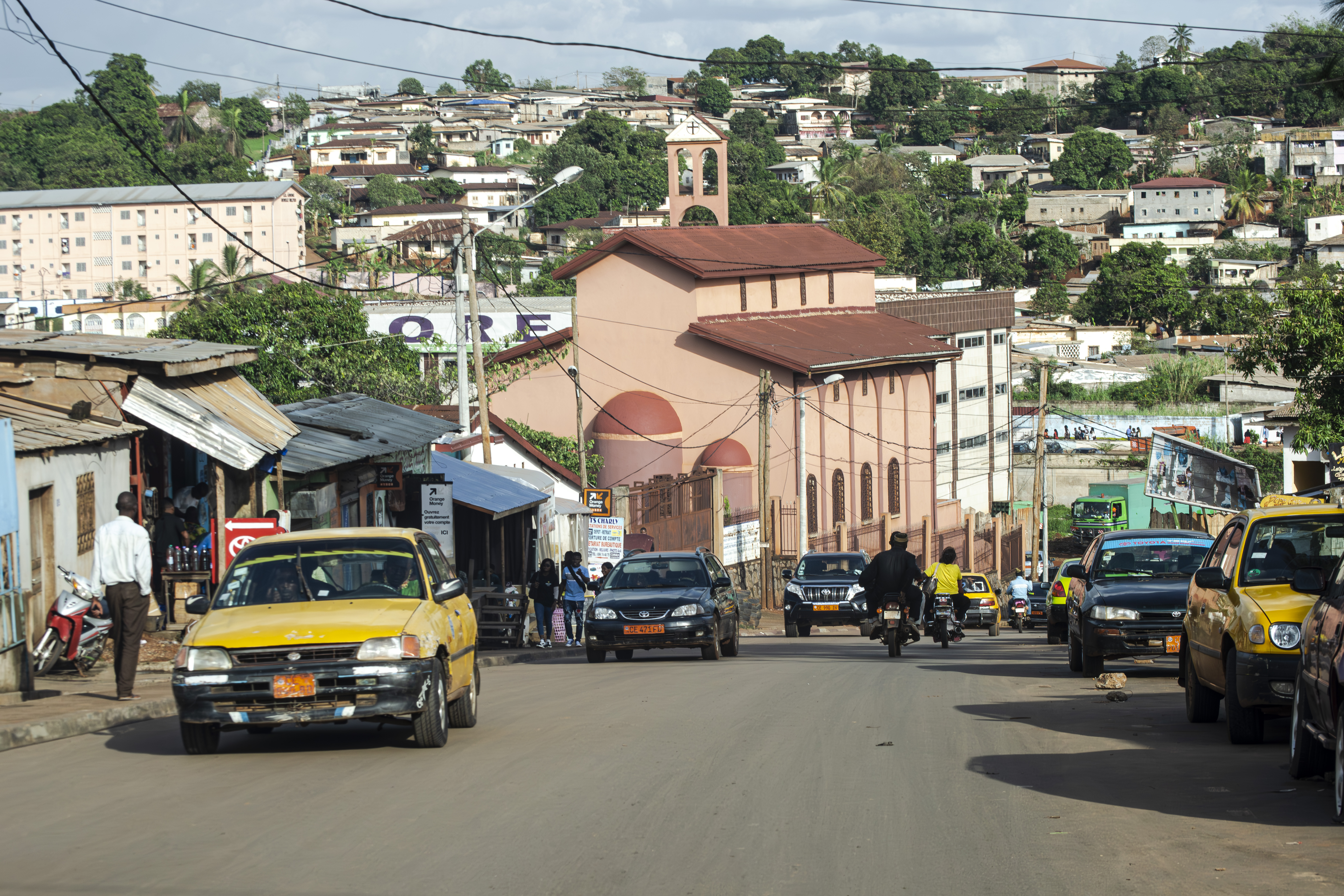 Embouteillage et Paysage urbain à le Mvog-Atangana Mballa quartier near le coron carrefour à yaounde, Cameroun.