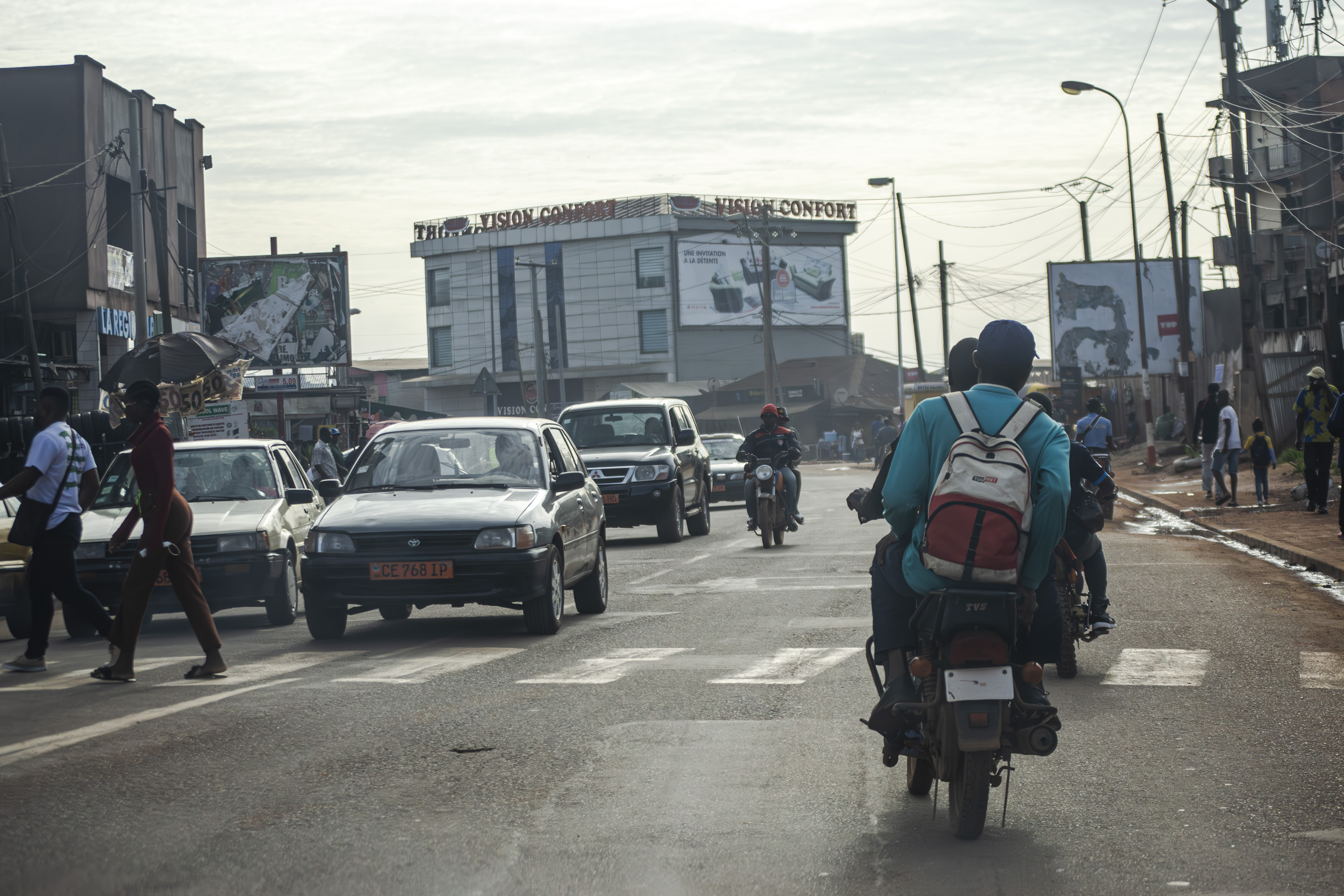 Circulation sur un Yaounde rue à Essos.