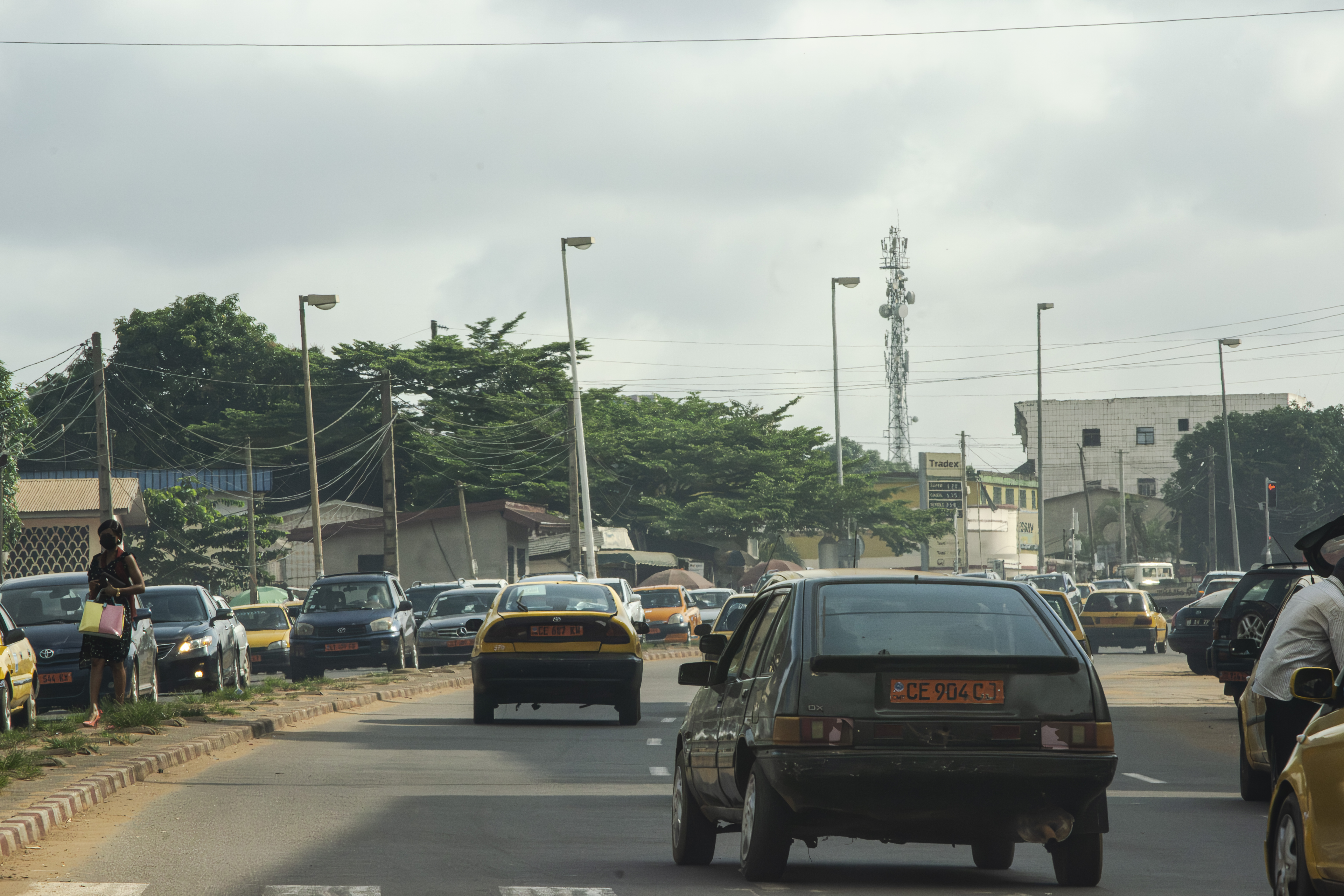 Circulation sur un Yaounde rue à Mballa 2.