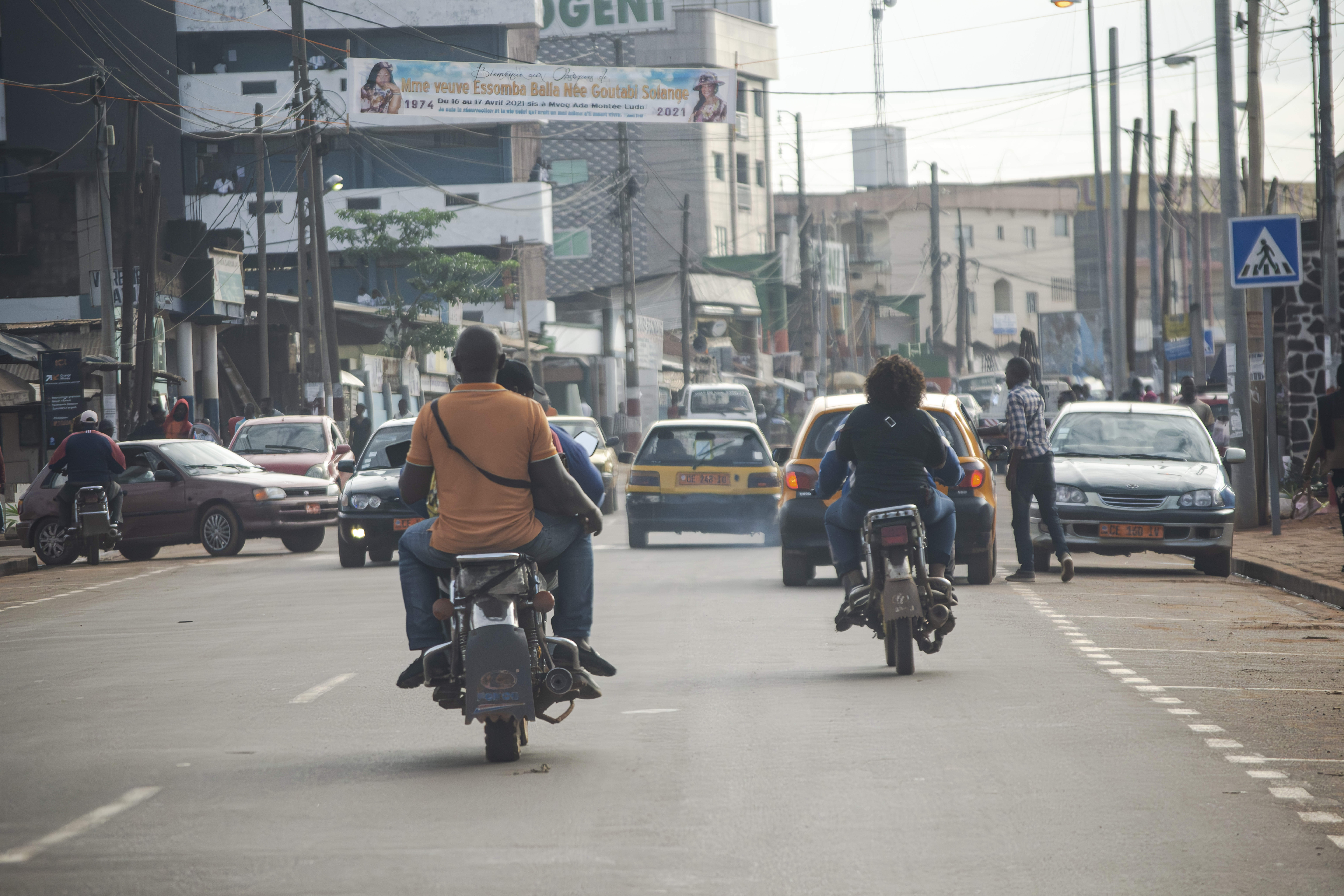 Circulation sur un Yaounde rue à essos Cameroun.