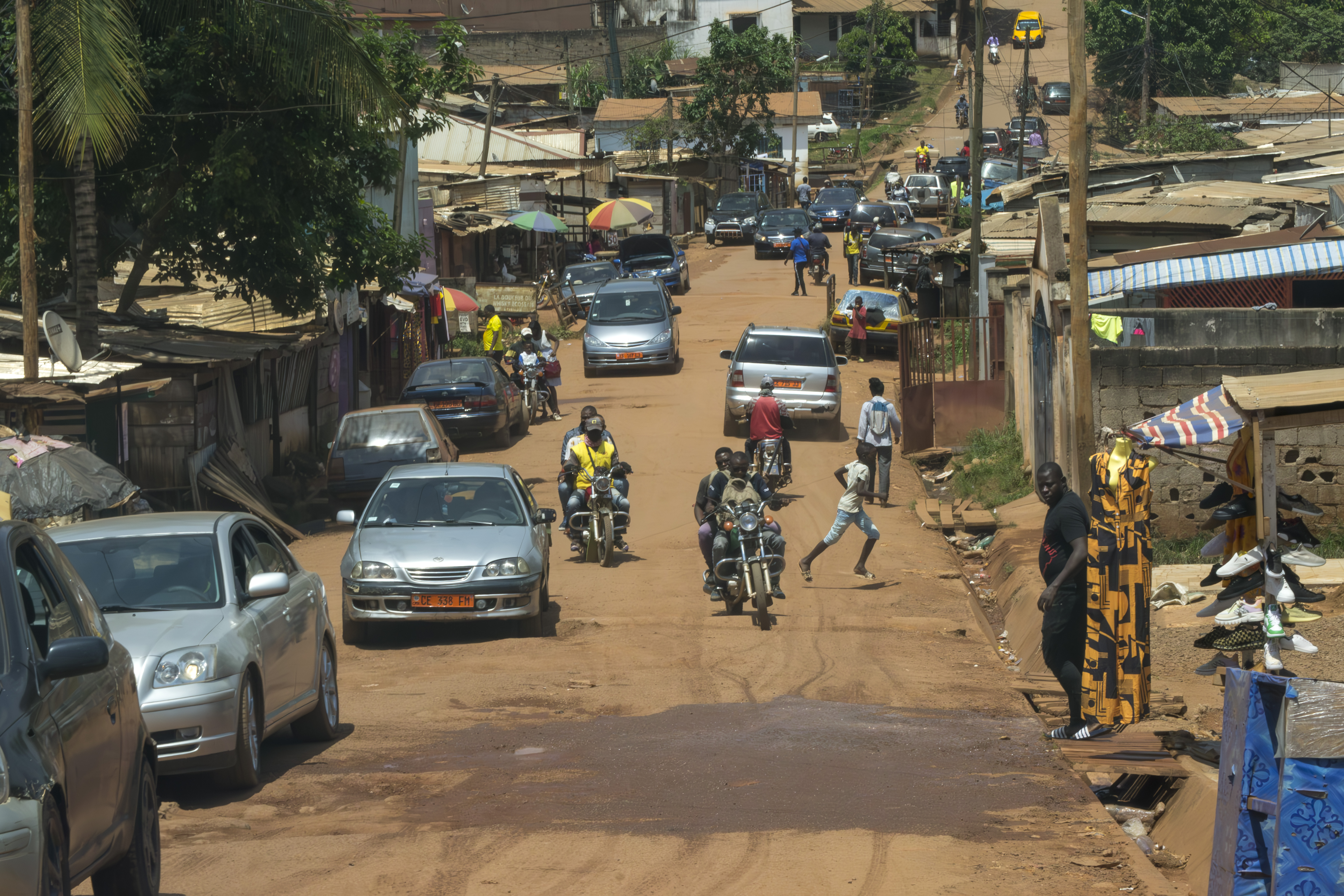 Circulation sur un dirt road à Yaounde's Omnisport quartier