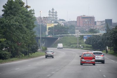 Circulation sur un abidjan rue à le premières heures du matin
