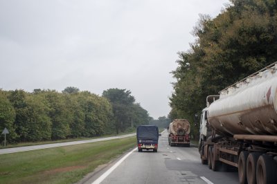 Circulation sur le autoroute du nord à Côte d'Ivoire