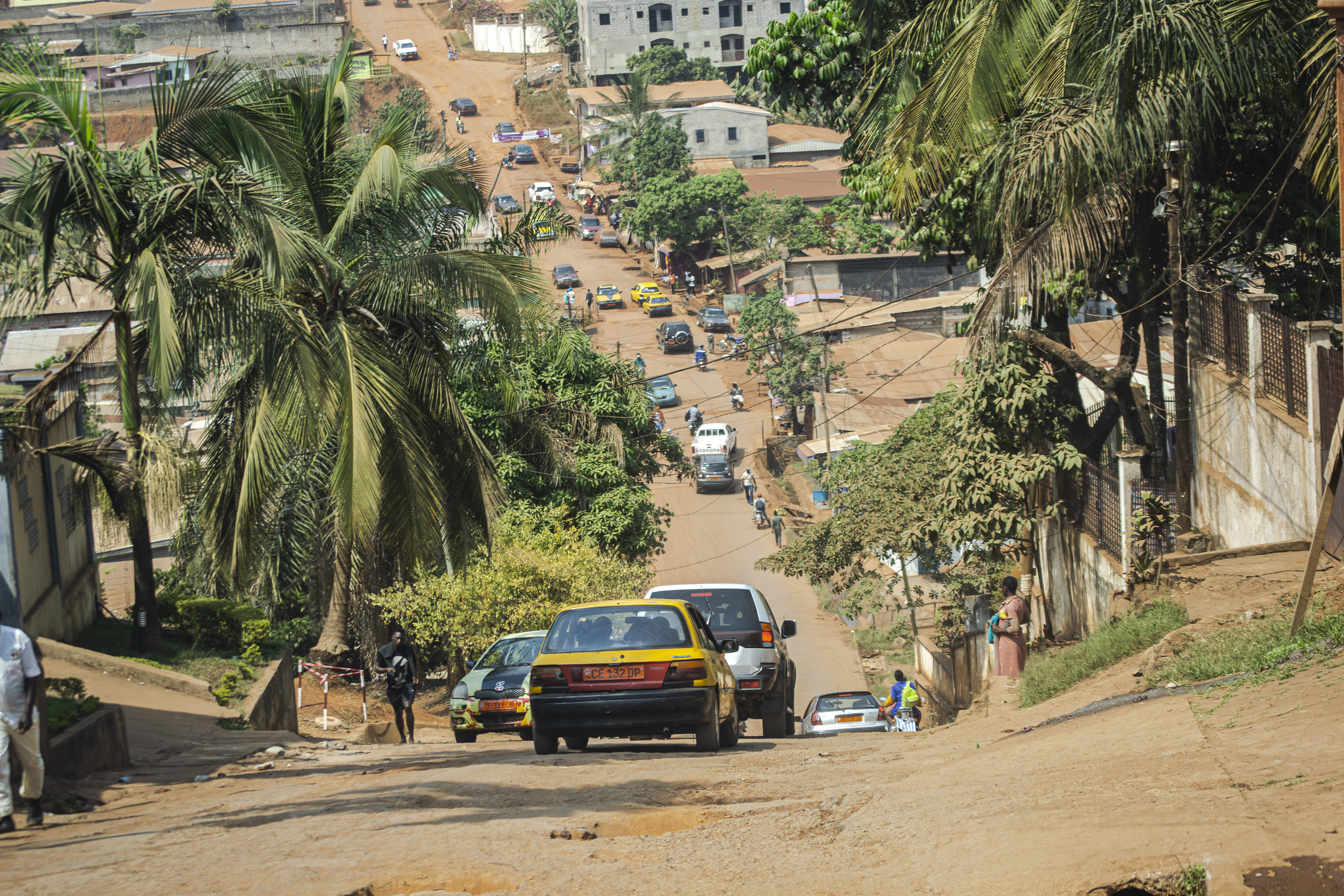 Circulation sur le non bitumée pente behind le omnisport à yaounde, Cameroun.