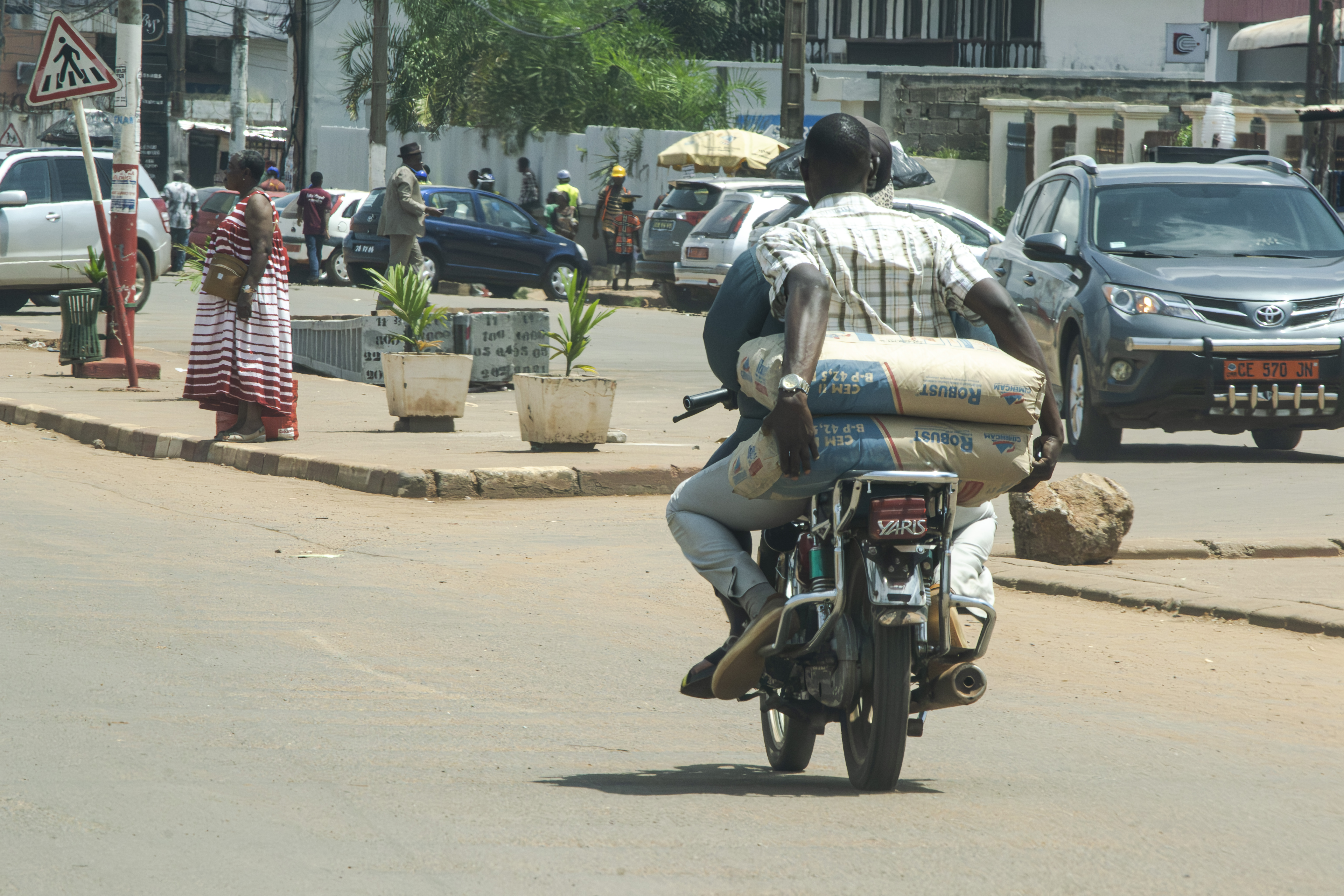 Transport de sacs de ciment sur un moto à Yaounde, Cameroun