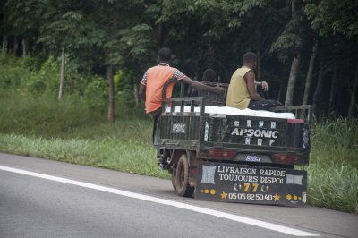 Tricycle arrêté à le side de le road à Côte d'Ivoire