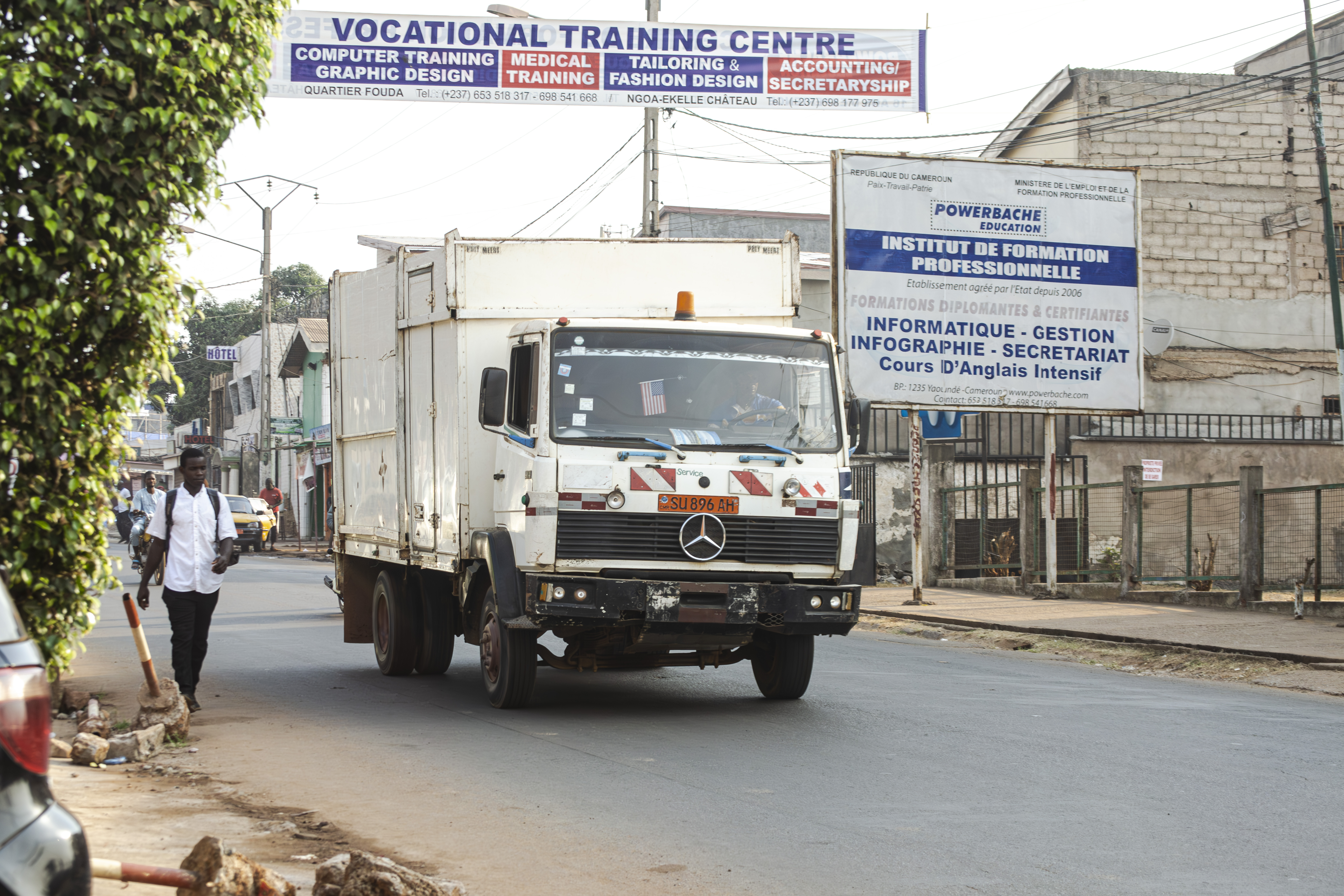Camion sur un rue à le Fouda quartier de Yaounde, Cameroun