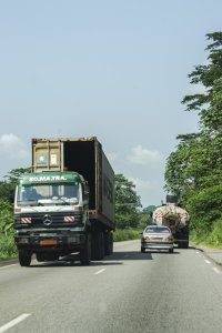 Camions sur un route déserte bordée de verdure à Cameroun