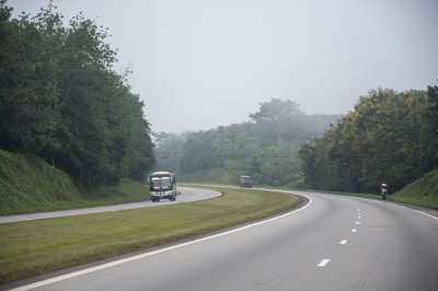 Virage sur le autoroute du nord à Côte d'Ivoire au petit matin 01