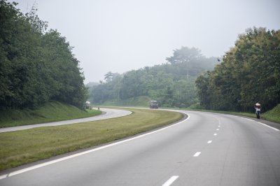 Virage sur le autoroute du nord à Côte d'Ivoire au petit matin 02