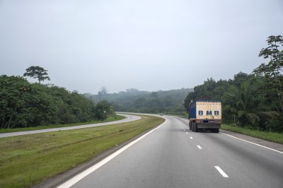 Virage sur le autoroute du nord à Côte d'Ivoire au petit matin 03