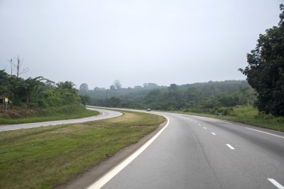 Virage sur le autoroute du nord à Côte d'Ivoire au petit matin 04