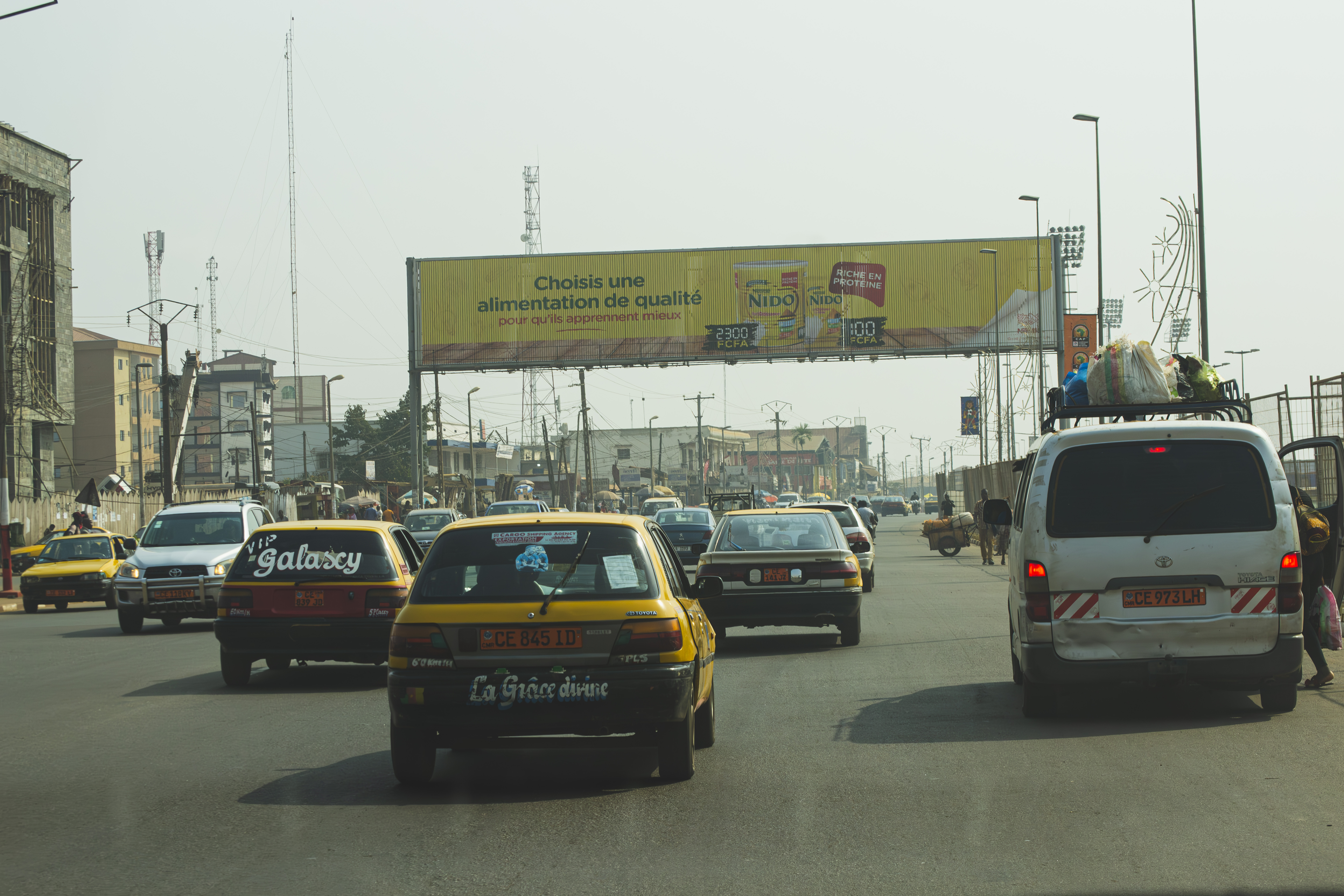 Paysage urbain et activités à un Yaounde rue 01