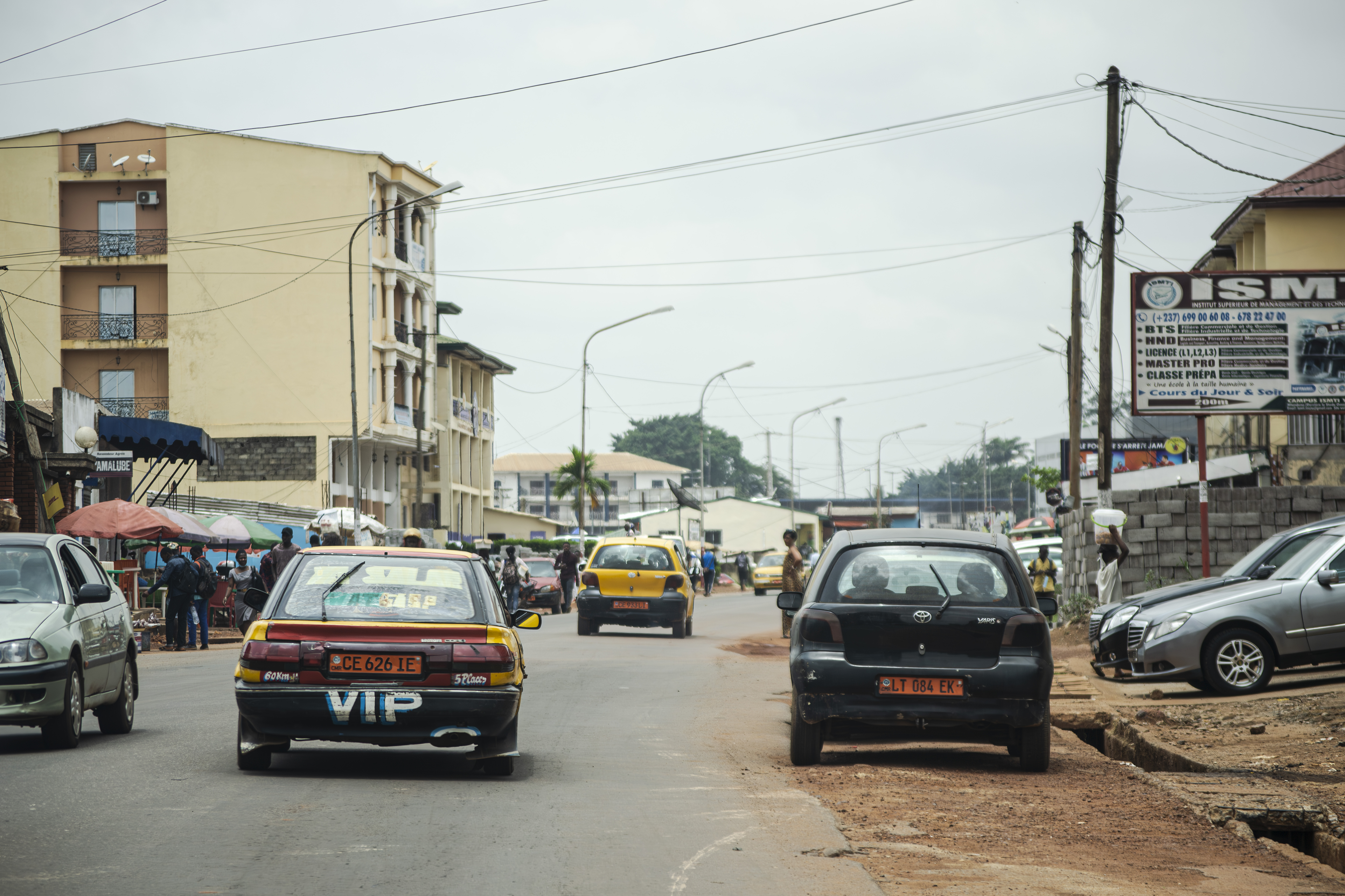 Paysage urbain et activités à un Yaounde rue